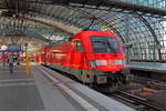 Die erste ihrer Serie, die 182 001, schiebt am 06.04.2019 den RE 1 nach Magdeburg Hbf, hier beim Halt in Berlin Hbf.