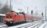 DB Regio Nordost mit dem RE1 nach Frankfurt/Oder mit  182 008  [NVR-Nummer: 91 80 6182 008-3 D-DB] bei winterlichem Wetter am 03.01.21 Berlin Hirschgarten.