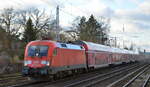 DB Regio Nordost mit dem RE1 nach Frankfurt/Oder mit  182 021-6  [NVR-Nummer: 91 80 6182 021-6 D-DB] am 16.12.21 in Berlin Hirschgarten nach Erkner.