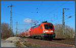182 014 der DB Regio beschleunigt den RE 1 von Magdeburg nach Frankfurt (Oder) kurz vor der Magdeburger Elbbrücke.