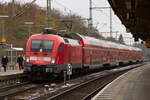 182 004 mit einem RE1 nach Fürstenwalde am Bahnhof Potsdam Park Sanssouci, am 18.11.2022.