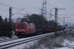 182 022-4 mit einem Güterzug bei der Durchfahrt durch Hannover-Ahlten am 30.01.10