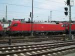 Am 22.07.2010 stand 182 001 zwischen zwei anderen Lokomotiven in Cottbus Hbf abgestellt.