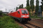 182 011 drückt am Morgen des 14.5.2016 den RE1 (RE18164) von Frankfurt(Oder) nach Brandenburg Hauptbahnhof aus dem Potsdamer Hauptbahnhof.