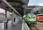 Netzwerkbahn Sachsen 182 521 mit dem FLX 32615 von Berlin Hbf (tief) nach Stuttgart Hbf, am 08.06.2021 in Erfurt Hbf.