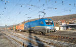 182 912-6 ist am 21.12.2021 mit einem Containerzug im Bhf.Gemünden/M.