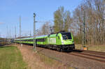 182 522 rollt am 18.04.22 mit dem FLX 1245 von Berlin nach Stuttgart durch Muldenstein Richtung Halle(S).