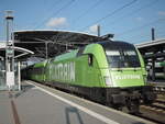 182 522-3 befördert am 20.04.2022 den FLX aus Berlin nach Stuttgart, hier beim Halt in Erfurt HBF.
