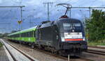Flixtrain mit dem immer noch schwarzen MRCE Taurus  ES 64 U2-020  [NVR-Nummer: 91 80 6182 520-7 D-DISPO] und Wagengarnitur am 15.09.22 Durchfahrt Bahnhof Golm.