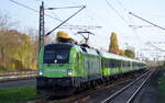 Flixtrain mit dem MRCE Taurus  ES 64 U2-007  [NVR-Nummer: 91 80 6182 507-4 D-DISPO] und Wagengarnitur am 28.10.22 Durchfahrt Bahnhof Berlin Hohenschönhausen.