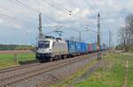 182 600 der Bahnlogistik24 führte am 19.04.23 einen Containerzug durch Wittenberg-Labetz Richtung Dessau.
