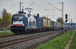 ES 64 U2-022 (182 522) von MRCE ist am 12.04.16 mit einen Aufliegerzug bei Thüngersheim unterwegs.