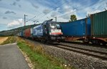 ES 64 U2-015 (182 512) ist am 09.08.16 mit einen Containerzug bei Thüngersheim in Richtung Verona unterwegs.