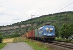 182 912 der Mittelweserbahn zieht am 11.August 2016 einen Containerzug bei Thüngersheim in Richtung Würzburg.
