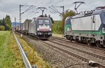 ES 64 U2-022 (182 522) von MRCE ist am 13.10.16 mit einen Aufliegerzug bei Himmelstadt unterwegs,ihr begegnet 193 241-3 die in Richtung Würzburg unterwegs ist.