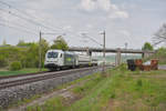 183 500 von railadventure mit zwei Überführungswagen bei Hellmitzheim Richtung Würzburg, 02.05.2019