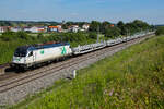 183 717 StB mit leeren und heruntergelassenen Autowagen am 18.6.2026 bei Asbach.