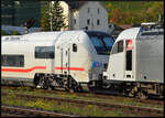 Anfang Oktober fanden auf der Schnellfahrstrecke Hannover – W�rzburg Testfahrten mit einem TALGO ICE-L und der neuen DB-Baureihe 105 statt. Da der Steuerwagen des ICE-L noch nicht vollst�ndig f�r den Betrieb auf deutschen Gleisen zugelassen ist, wurden diese Tests mit der RADVE 183 500 als Vorspannlokomotive durchgef�hrt. Das Bild zeigt den Tz 1802 mit dem Steuerwagen D-DB 73 80 80-91 002-4 Apzf und DB 105 022 (NVR: 91 80 6 105 022-8 D-DB) sowie der 230 km/h schnellen 183 500�(NVR: 91 80 6 183 500-8 D-RADVE)�von Railadventure am 07.10.2026 bei der Wendepause in W�rzburg Hbf.
