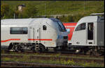 Anfang Oktober fanden auf der Schnellfahrstrecke Hannover – W�rzburg Testfahrten mit einem TALGO ICE-L und der neuen DB-Baureihe 105 statt. Da der Steuerwagen des ICE-L noch nicht vollst�ndig f�r den Betrieb auf deutschen Gleisen zugelassen ist, wurden diese Tests mit der RADVE 183 500 als Vorspannlokomotive durchgef�hrt. Das Bild zeigt den Tz 1802 mit dem Steuerwagen D-DB 73 80 80-91 002-4 Apzf und DB 105 022 (NVR: 91 80 6 105 022-8 D-DB) sowie der 230 km/h schnellen 183 500�(NVR: 91 80 6 183 500-8 D-RADVE)�von Railadventure am 07.10.2026 bei der Wendepause in W�rzburg Hbf.
