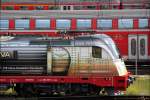 Zwei Regionalzüge passieren die 183 001 im Vorfeld des Münchner Hauptbahnhofes. 

26.06.2010 (M)