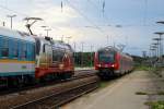 Die  175 Jahre deutsche Eisenbahn -Werbelok 183 001 von Arriva und 440 047-9 der DB begegnen sich am 24.8.2010 in Landshut. 