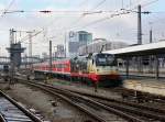 Die 183 001 am 01.12.2012 bei einer Rangierfahrt im Mnchner Hbf.