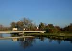 183 705 mit einem leeren Autozug am 31.10.2013 auf der Isarbrücke bei Plattling.