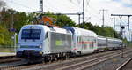 RailAdventure GmbH, München [D] mit  183 500  [NVR-Nummer: 91 80 6183 500-8 D-RADVE] und Überführung eines DB IC-Doppelstock Steuerwagens  2896  (D-DB 50 80 86-81 897-0 DBpbzfa 668.4)