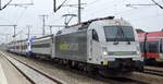 RailAdventure GmbH, München [D] mit  183 500  [NVR-Nummer: 91 80 6183 500-8 D-RADVE] mit Schutzwagen bei der Überführung von einem fabrikneuen FLIRT3 XL Triebzug der BR 3 428 (94 80 3428 501-5 D-NWB....) für die NordWestBahn am 16.11.21 Durchfahrt Bf. Golm (Potsdam), hinten dran hing noch die RailAdventure GmbH E-Lok  111 029-5 .