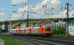 Nach einem längeren Halt im Würzburger Hbf beschleunigt der RTS SWIETELSKY Lokzug, angeführt von 1216 901-9 mit 2016 907-5 & 2016 906-7, unter der  Fotowolke vom Dienst  hinweg in Richtung Rottendorf. 09. Mai 2022
