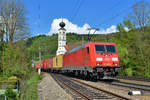 185 386 mit einem Containerzug am 25.04.2014 bei Wernstein am Inn.