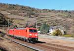 DB Cargo 185 287 und 185 349 mit einem Kohlezug in Richtung Bingen (Oberwesel, 10.03.17).