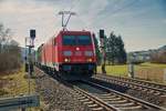 185 365-4 passiert mit einen Containerzug Reilos um weiter in Richtung Bebra zu fahren,gesehen am 14.03.2017.(Bild wurde von einen Bahnübergang gemacht,Schranke war geschlossen.)