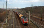 185 147 schleppte am 05.03.17 einen Schwenkdachwagenzug, welcher Dünger aus Piesteritz geladen hatte, durch Holzweissig Richtung Leipzig.