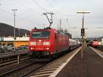 DB Cargo 185 150-0 mit VW Crafter Zug in Gelnhausen Bhf am 14.03.17