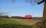 DB Cargo 185 243 mit leeren Röhrentransportwagen in Richtung Osnabrück (Hüde, 25.03.17).