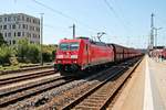 Einfahrt am 26.08.2015 von 185 226-8 zusammen mit einer weiteren 185er am Zugschluss mit einem Erzzug nach Linz (AT) in Regensburg Hbf.