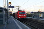 185 307-6 DB kommt mit einem Audi-VW-Skoda-Zug aus Osnabrück nach Kortenberg-Goederen(B) und kommt aus Richtung Mönchengladbach-Hbf,Rheydt-Hbf,Wickrath,Beckrath,Herrath und fährt durch Erkelenz in Richtung Baal,Hückelhoven-Baal,Brachelen,Lindern,Süggerrath,Geilenkirchen,Frelenberg,Zweibrüggen,Übach-Palenberg,Rimburg,Finkenrath,Hofstadt,Herzogenrath, Kohlscheid,Richterich,Laurensberg,Aachen-West. 
Aufgenommen vom Bahnsteig 1 in Erkelenz.
Bei schönem Sonnenschein am Abend vom 22.3.2017.