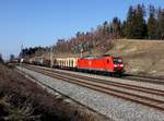 Die 185 008 mit einem Güterzug am 18.03.2016 unterwegs bei Unterweilbach.