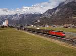 Die 185 140 mit einem Schiebewandwagenzug am 18.02.2017 unterwegs bei Flums.