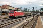 Mit einem gemischten Güterzug fuhr am 28.08.2015 die 185 369-6 über Gleis 6 durch den Hauptbahnhof von Regensburg in Richtung Norden.