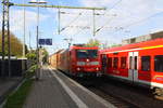 185 043-7 DB  kommt als Umleiter mit einem langen Auto-Logistik-Zug aus  Heilbronn(D) nach Ruisbroek(B und kommt aus Richtung Mönchengladbach-Hbf,Rheydt-Hbf,Wickrath,Beckrath,Herrath und fährt durch Erkelenz in Richtung Baal,Hückelhoven-Baal,Brachelen,Lindern,Süggerath,Geilenkirchen,Frelenberg,Zweibrüggen,Übach-Palenberg,Rimburg,Finkenrath,Hofstadt,Herzogenrath, Kohlscheid,Richterich,Laurensberg,Aachen-West. 
Aufgenommen vom Bahnsteig 1 in Erkelenz.  
In der Abendsonne am Abend vom 17.4.2017.