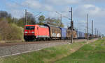 185 380 bespannte am 06.04.17 einen Autologistiker von Braunschweig nach Zwickau. Hier rollt der Zug in Fahrtrichtung Halle(S) durch Braschwitz.