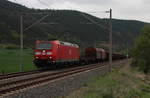 185 072-6 passiert am 05.05.2017 mit einem gemischten Güterzug die Ortslage von Etzelbach.