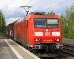 185 048-6 DB  kommt mit einem Audi-VW-Skoda-Zug aus Osnabrück nach Kortenberg-Goederen(B) und kommt aus Richtung Mönchengladbach-Hbf,Rheydt-Hbf,Wickrath,Beckrath,Herrath und fährt durch
