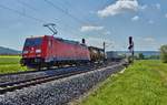 185 304-3 ist am 10.05.2017 mit einen Containerzug in Richtung Norden bei Retzbach-Zellingen unterwegs.