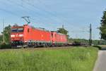 185 199-7 und 185 152-8 kommen aus Richtung Neuss mit einem leeren Coilträgerzug gen Krefeld gefahren.