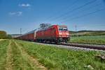 185 262-3 passiert am 10.05.2017 mit einen Autozug Retzbacg-Zellingen.