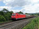 DB Cargo 185 401-7 mit einen gemischten Güterzug auf der Spessartrampe am 25.05.17 von einen Gehweg aus fotografiert 