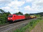 DB Cargo 185 288-8 mit einen nagelneuen Stopfexpress der Spessartrampe am 25.05.17. Das Foto wurde von einen Gehweg aus fotografierts 